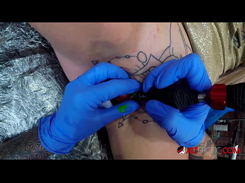 ❤️ Ekstrèmman tatoue hottie Sully Savage te fè yon tatoo sou klitoris li ️ Slope nan pònografi ht.extraclasswork.ru ❌️